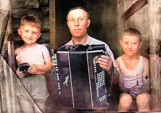 Я с детской гармошкой, папа с баяном и Серёжа с отвёрткой. 