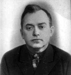 ДядяБоря часто не работал, потому что у него были свои понятия, как надо учить математике, свои авторские методики, а это приходилось не ко двору. Жена и дочка дядиБори погибли при бомбежке Москвы… Это та тема, которая никогда не велась у нас дома. Еще у нас никогда не читали мою любимую сказку «Хроменькая уточка» – мне папа подробно объяснил, и я своими руками, наверно единственную, порвала эту книжку.