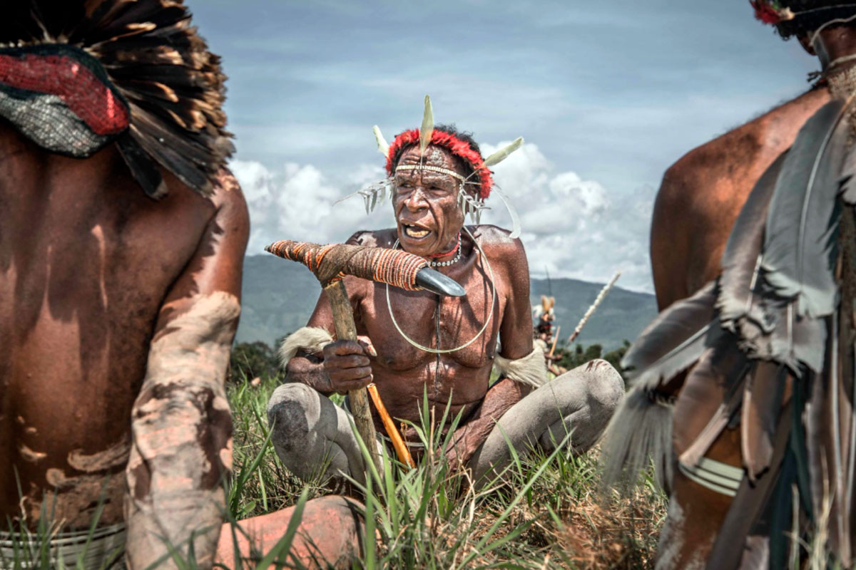 Лидерство изначально было социальным договором. Племя выбирало защитника, справедливо делящего добычу и первым бросающегося в опасность