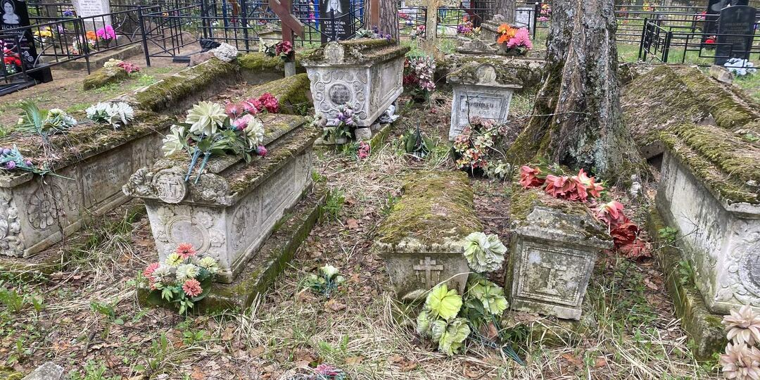 Купеческий некрополь в сосновом лесу — кому 160 лет назад ставили такие саркофаги