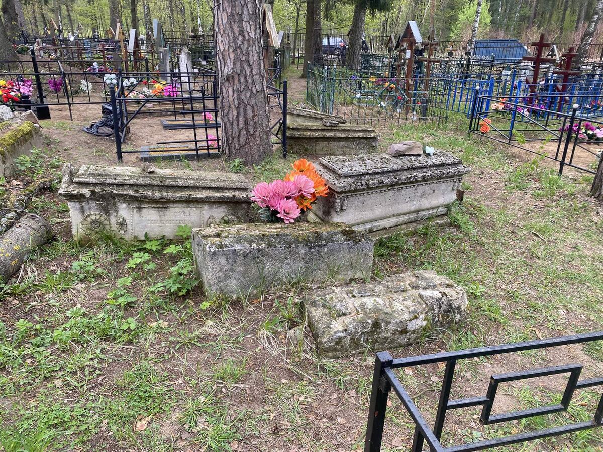 Контраст эпох: 160-летние саркофаги и памятники XXI века на расстоянии вытянутой руки