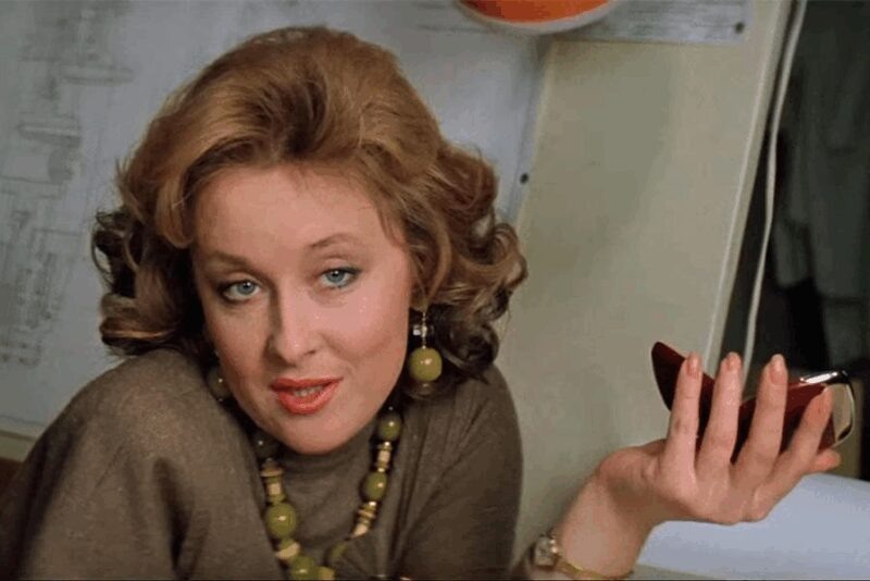    Кадр из культового фильма «Самая обаятельная и привлекательная» 1985 года, где Удовиченко сыграла одну из своих ярких ролей.