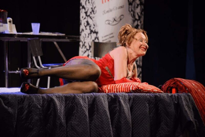    Лариса Удовиченко в спектакле «Женитесь на мне» демонстрирует свой театральный талант.