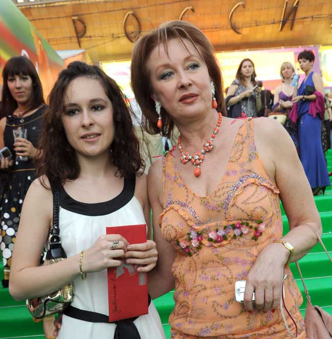    Лариса Удовиченко с дочерью Машей: материнская любовь после тяжёлого расставания.