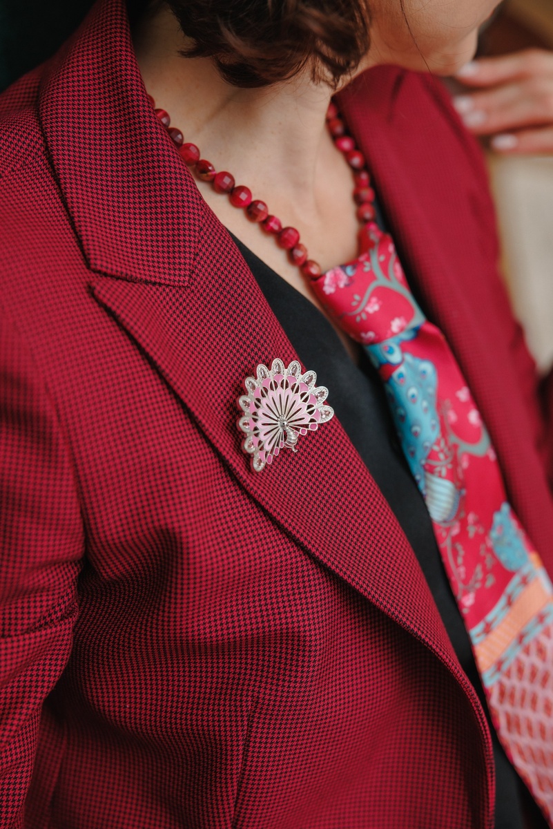 Бренд TRIORA, коллекция Индия: натуральный кощачий глаз, шёлковый шарфик Твилли и дизайнерская брошь "Павлин"