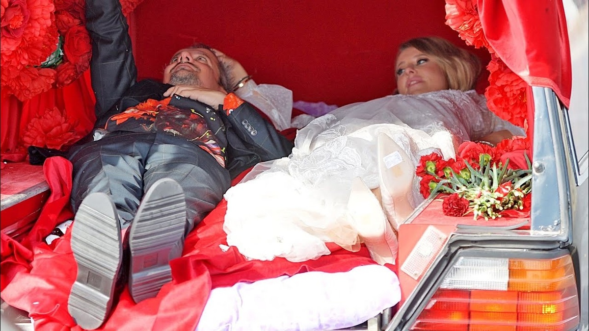 13 сентября 2019 года в Москве состоялась свадьба Ксении Собчак и Константина Богомолова. Молодожёны приехали в Грибоедовский загс на катафалке с надписью «Пока смерть не разлучит нас». Фото из доступных источников интернета.