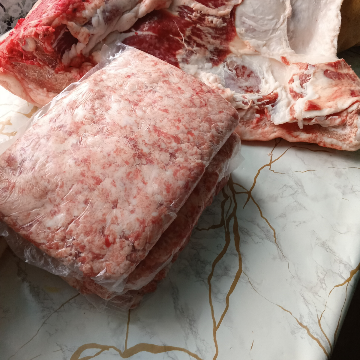 Видно, что фарш жирный.