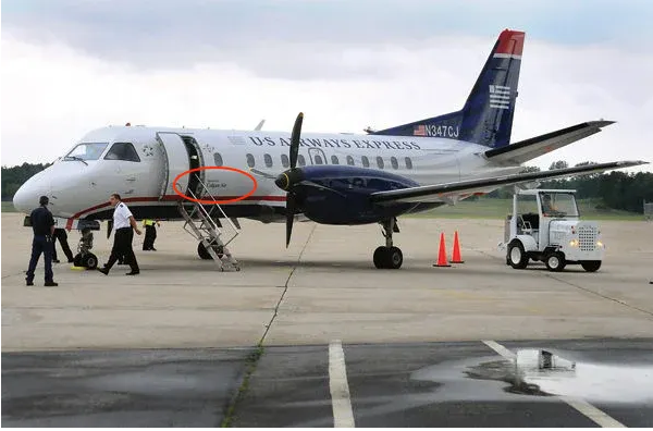 На этом Saab 340 авиакомпании Colgan Air преобладает ливрея US Airways Express, и только мелкий шрифт, обведённый красным, указывает на то, кто является фактическим перевозчиком. (The Press-Republican)