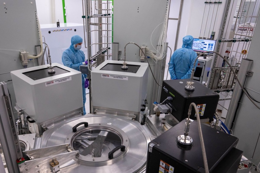 ГК «Элемент» - крупнейший производитель машин для полупроводниковых фабрик. Новейшая кластерная (комплексная) установка травления и осаждения. Изображение: пресс-релиз gkelement.ru