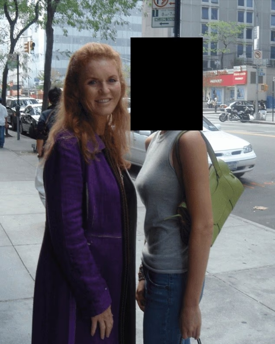 Сара Фергюсон, изображенная на фотографии с загадочной женщиной в материалах дела Эпштейна, заявила в июле 2010 года, что теперь она «совершенно одна» и что ее вот-вот «уничтожат» в Великобритании из-за серии личных скандалов.