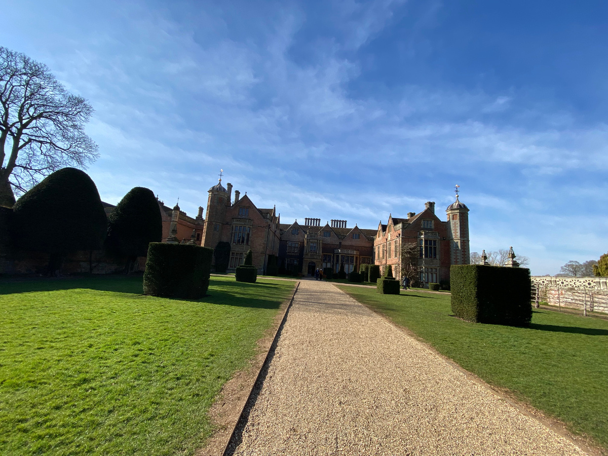 Аллея, ведущая к Главному дому (The Mansion House) Чарлекот Парка. Фото из личного архива