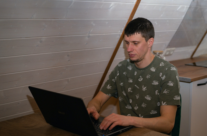 Рабочее место с ноутбуком в а-фрейм домике за городом