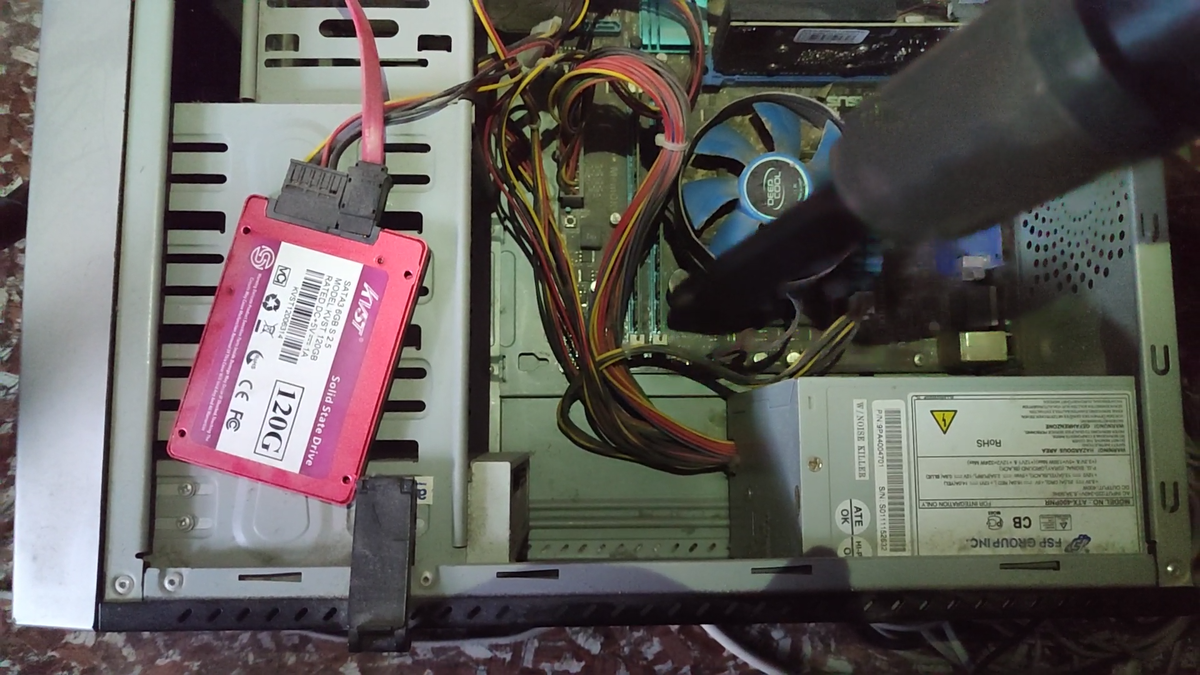 Пылесосом собираю пыль