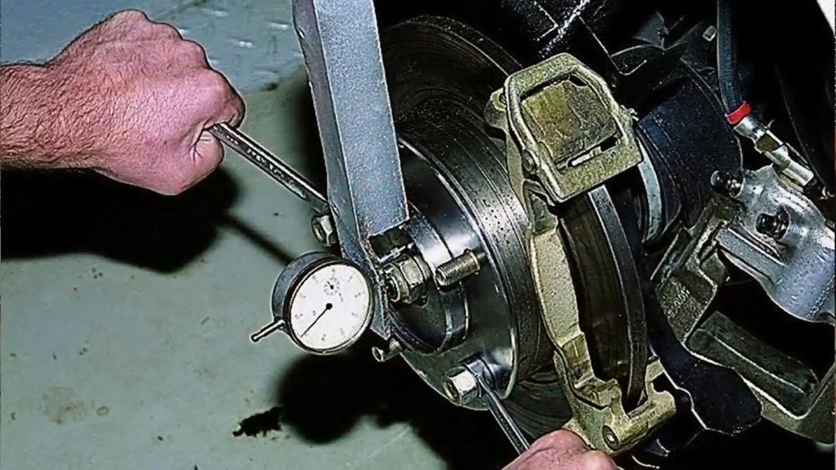 Приспособление для контроля осевого перемещения ступицы