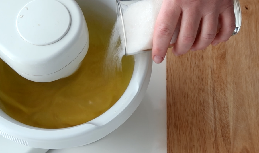 Яйца взбиваем с сахаром