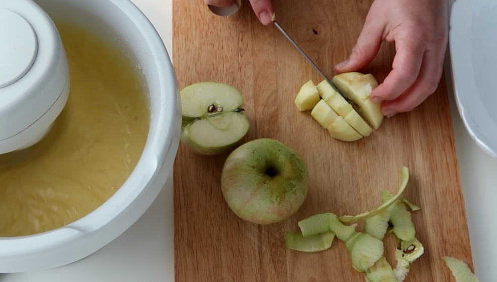 Яблоки очищаем от кожуры