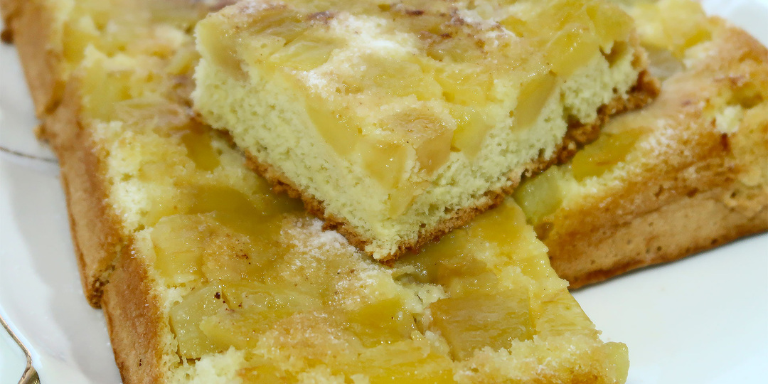 Классический домашний десерт -шарлотка с яблоками.