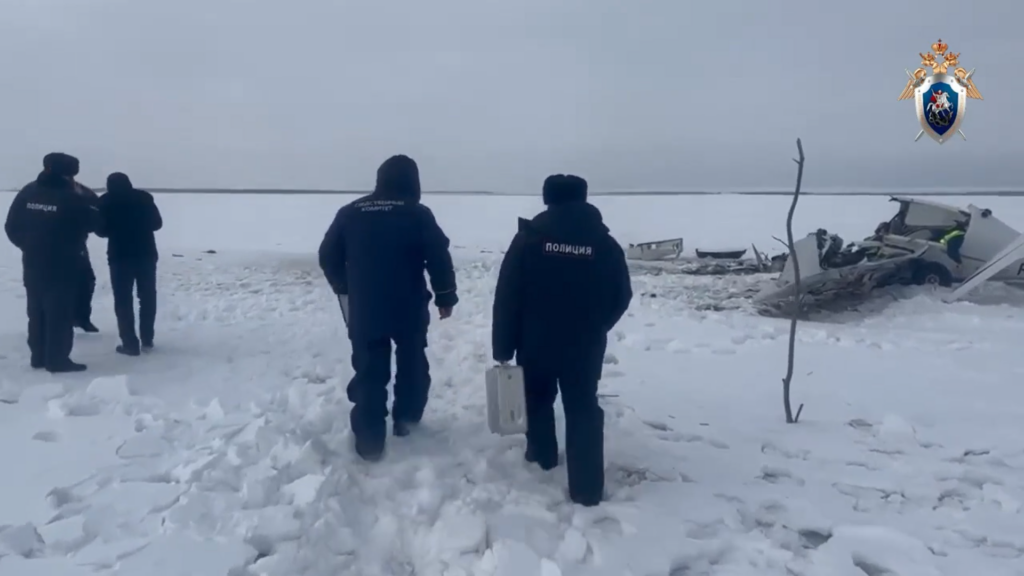     Спецслужбы работают на месте падения самолета в Орске. Фото: СК РФ.