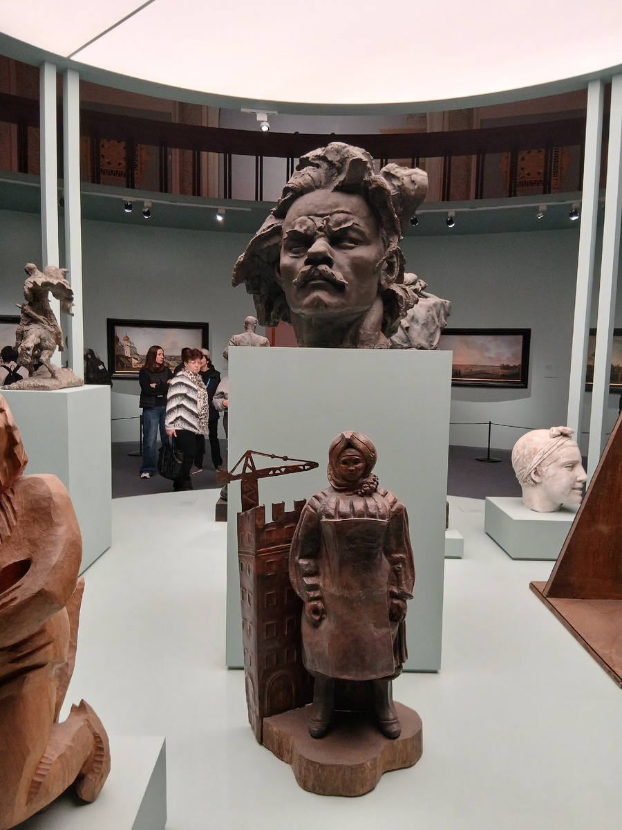 Вверху. И.Д. Шадр. "Буревестник". Портрет А.М. Горького. Бронза. 1939. Внизу. Н.И. Жилинская. "Строительница". 1962. Кованая медь.