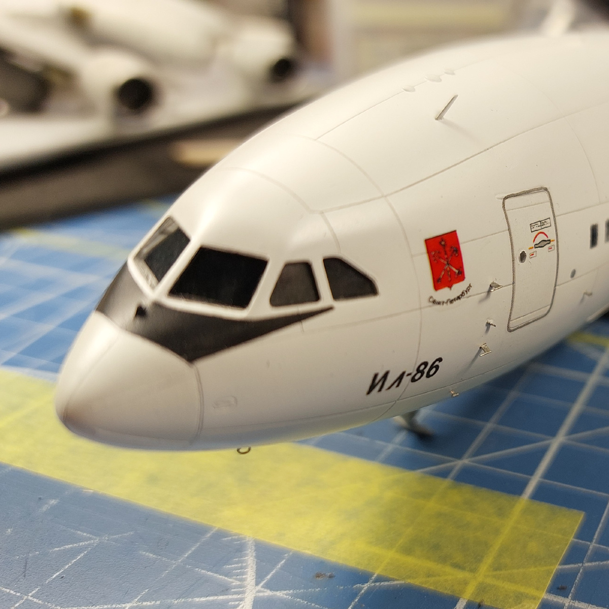 Снял маски с остекления, поправил наплыв краски.