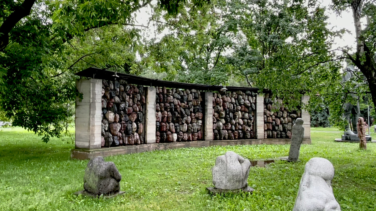  Композиция, посвященная памяти жертв советских репрессий «Вожди и жертвы» в московском "Музеоне"