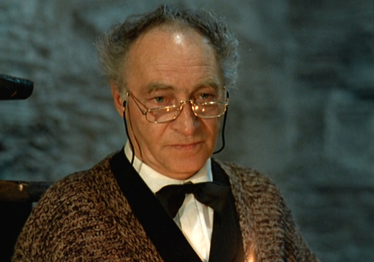 Кадр из кинофильма "Убить дракона", 1989 г., режиссер Марк Захаров, сценаристы Григорий Горин, Марк Захаров, композитор Геннадий Гладков (скриншот)