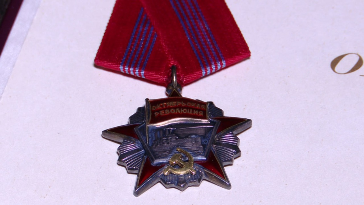 Орден Октябрьской революции был вручён городу, за вклад в Победу в Великой Отечественной войне 
