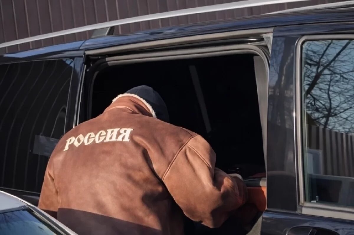    Рэпер Гуф прибыл на суд в дубленке с надписью «Россия»