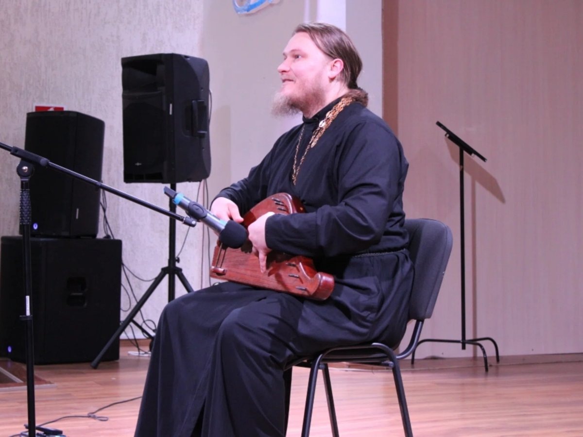     Александр Астраханцев спел и сыграл для заключенных