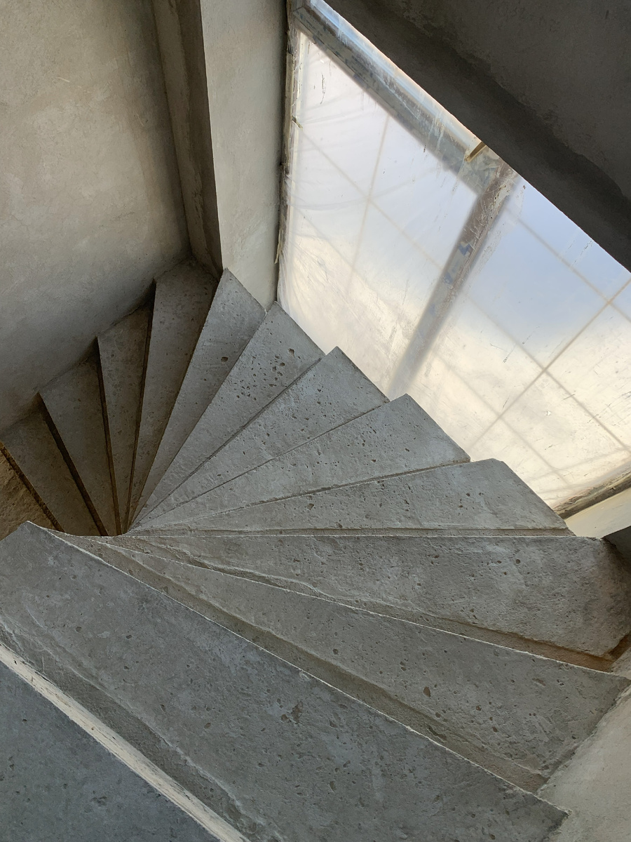 Эту лестницу разломали. Спускаться по ней можно было только кувырком. 