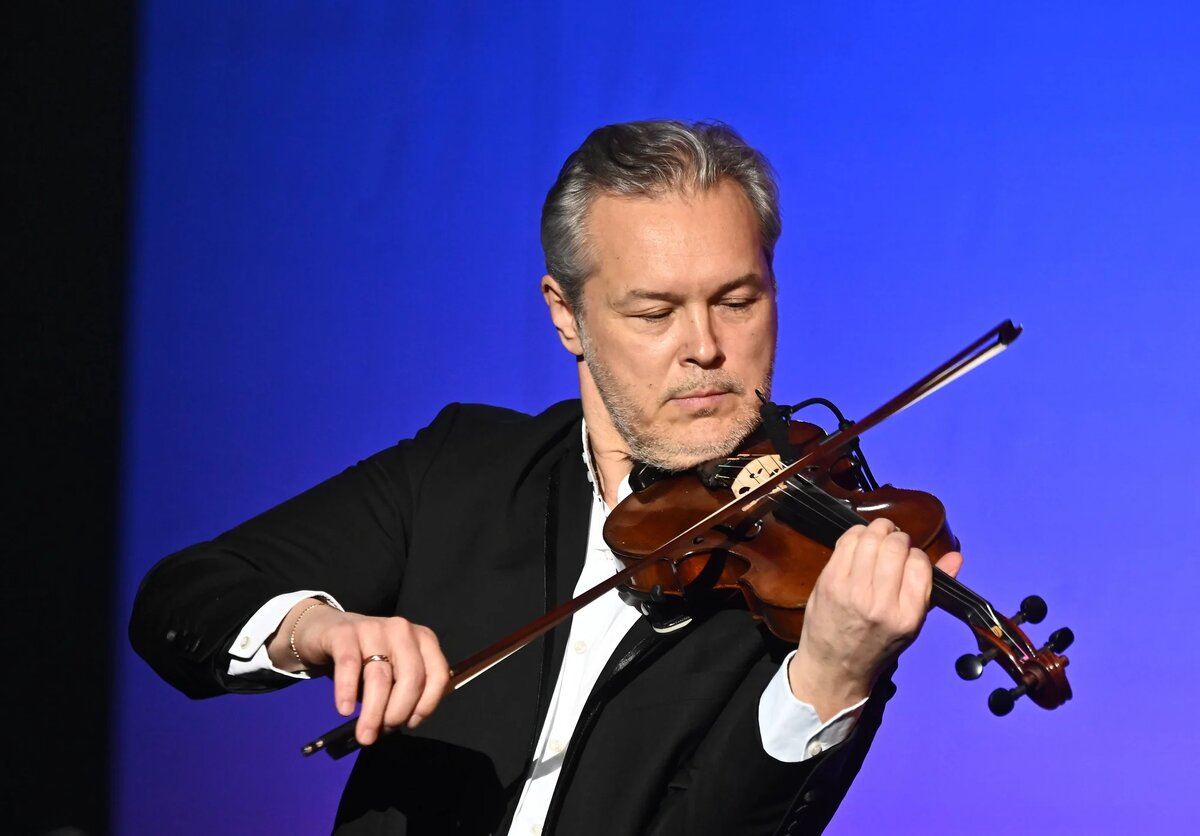 "Скрипач Вадим Репин - главный герой путинской музыкальной империи - приезжает в Гштаад". Так написано в газете. 