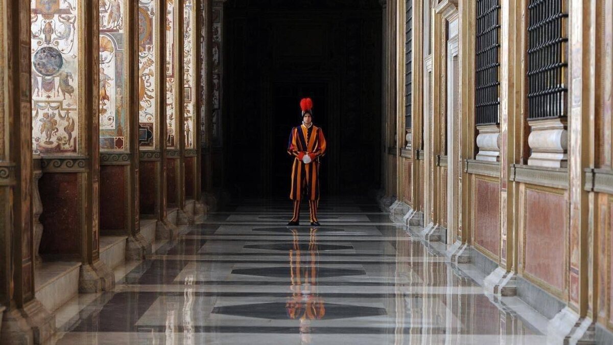 Ватиканская библиотека - один из самых охраняемых в мире объектов
Помимо многочисленных швейцарских гвардейцев на страже библиотеки стоят современные автоматические системы, образующие несколько уровней зашиты. Попасть туда может ограниченный круг лиц.
Некоторые ученые, имеющие рекомендательное письмо, могут попасть в святая святых, но вход туда регламентирован и допускает в год посещение двоих человек.
При этом вход в архив не предполагает свободного перемещения и доступа к любым документам. Посетитель указывает интересующую его тему, и ему подбирают соответствующую литературу.
Что на самом деле хранит архив
Ватикана? Вероятно, именно там хранится библиотека Ивана Грозного и Александрийская.