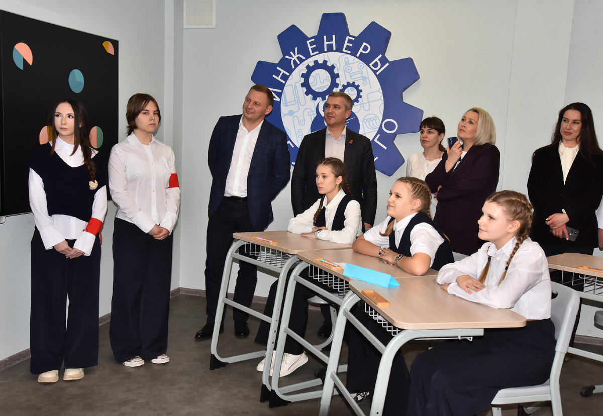 Глава администраии Старооскольского округа Михаил Лобазнов и управляющий директор ОЭМК Кирилл Чернов побывали в инженерном классе
