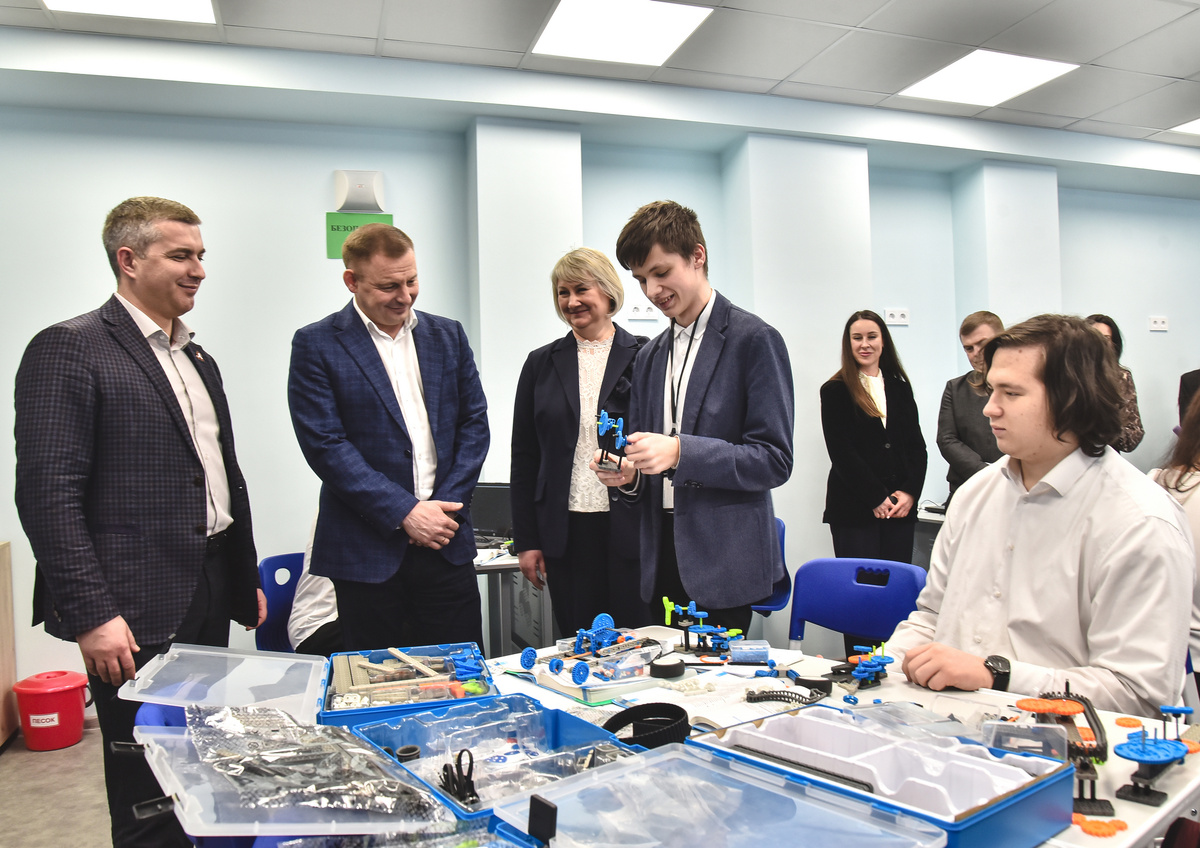 Гостям ребята показали модели роботов, которые они программируют сами