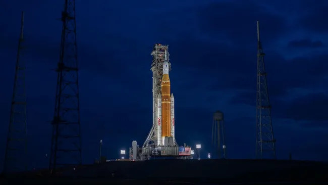 Лунная ракета «Артемида-2» на стартовой площадке в Космическом центре Кеннеди во Флориде. (Изображение предоставлено NASA)