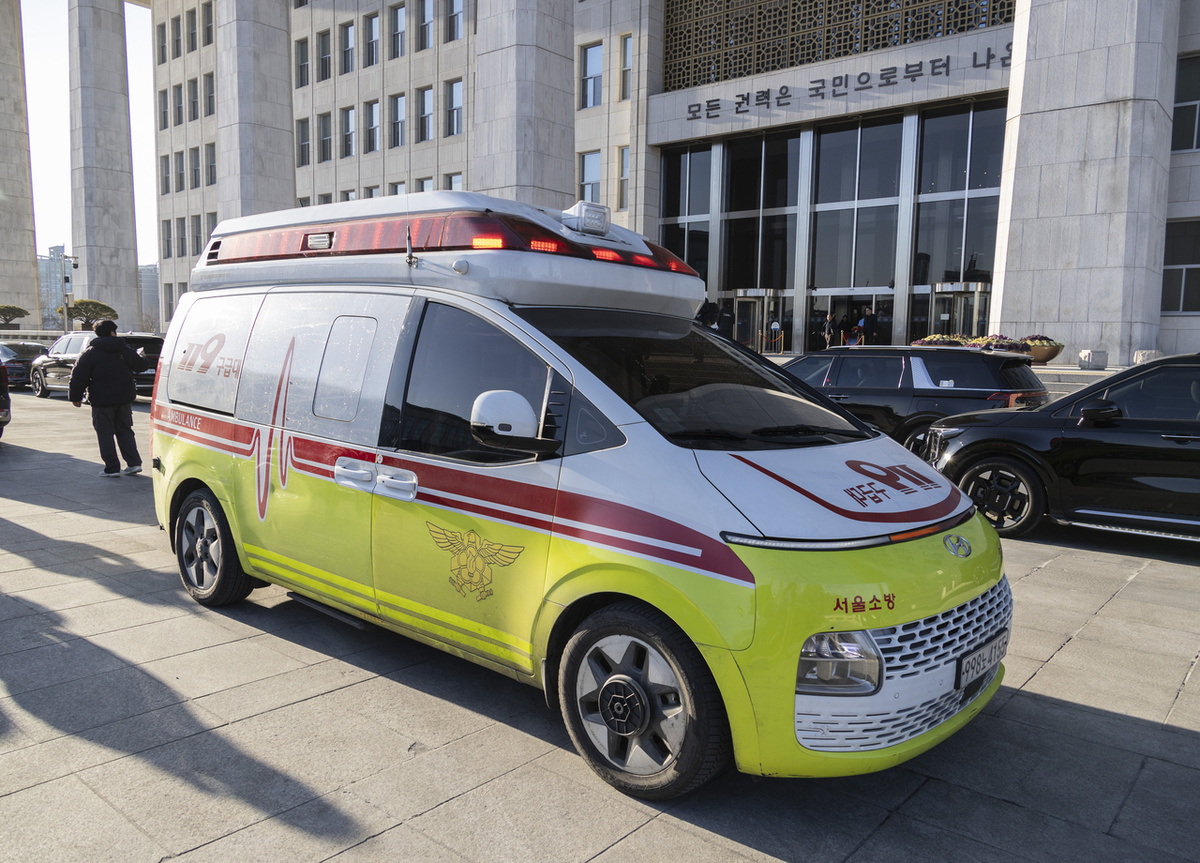 Машина скорой помощи припаркована перед зданием Национального собрания в центре Сеула (Ренхап)