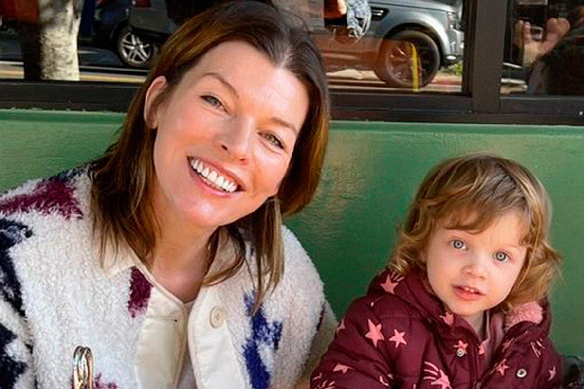     «Бриллиантовая девочка»: Милла Йовович показала умилительные снимки с младшей дочерью по важному поводу