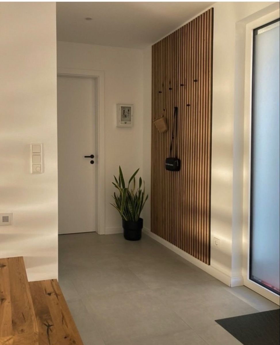 Пример отделки стены прихожей реечными акустическими панелями VEROL. Артикул на WB: 332516901.