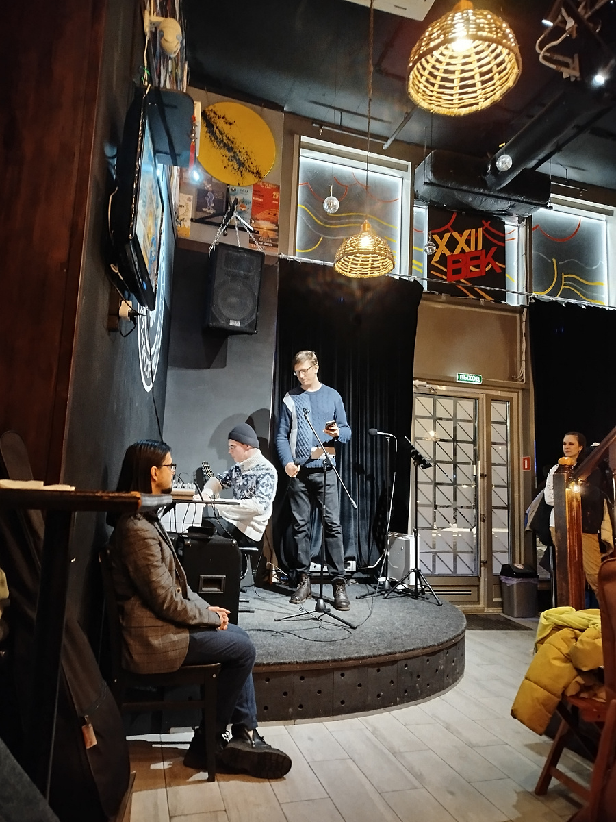 Владимир Гусовский сбоку на переднем плане 