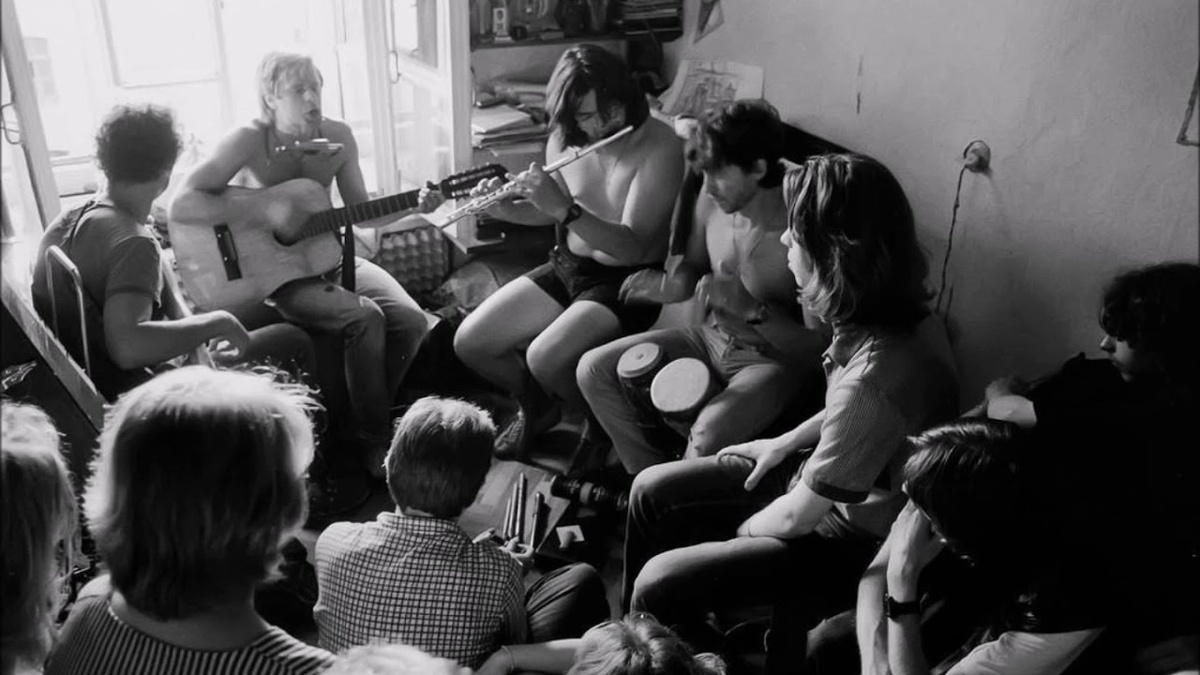 Конспиративный рок. Рубль или два с носа брали в советское время за проход на подпольный концерт.