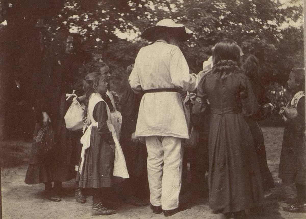 Лев Николаевич Толстой с тульскими школьниками 26 июня 1907 г. Государственный музей-заповедник Л.Н. Толстого