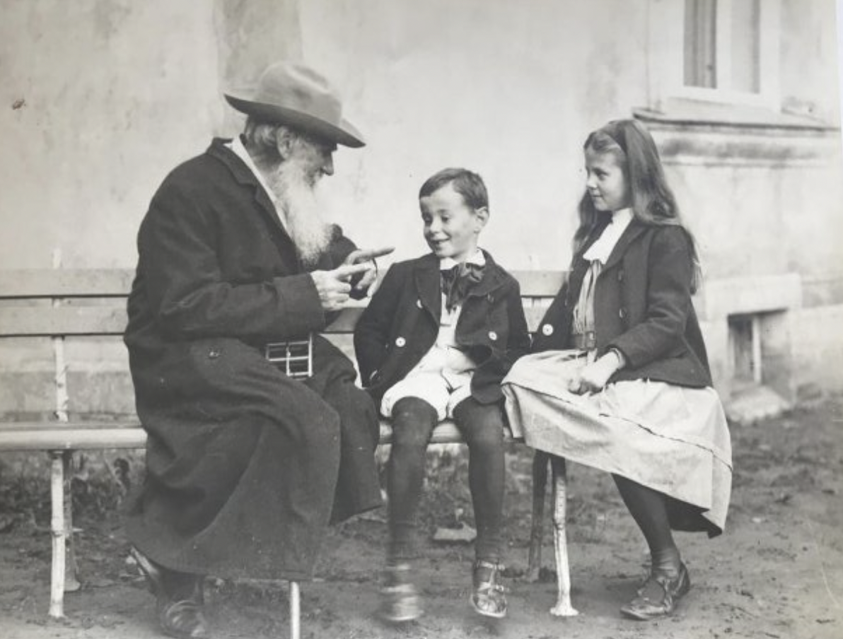 Лев Николаевич Толстой рассказывает внукам Сонечке и Илюше сказку об огурце 1909 г. Государственный музей-заповедник Л.Н. Толстого