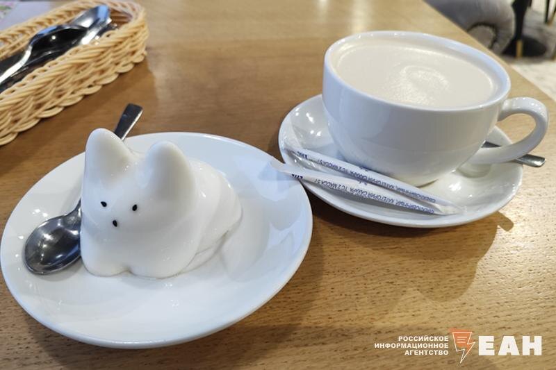    ЕАН. Десерт и чашка кофе