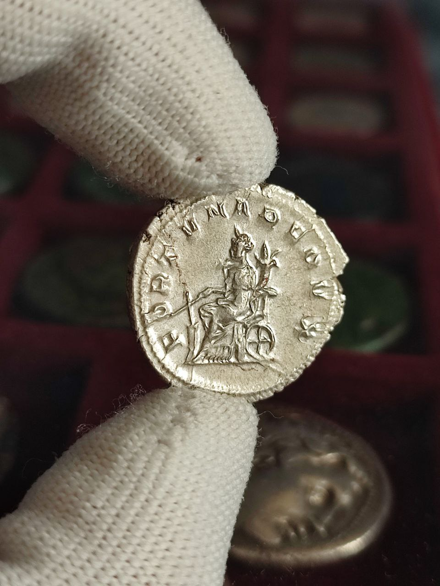 Монета с изображением богини Фортуны и колесом