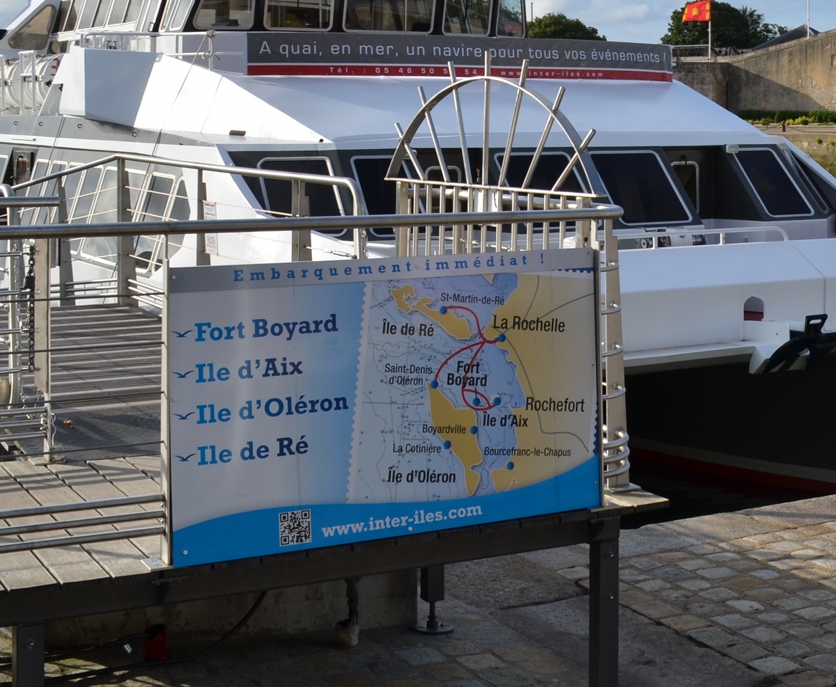 Направления из Ла-Рошели. С тех пор добавился рейс Ла-Рошель-Боярдвиль, который мы приобретали у "смежников".