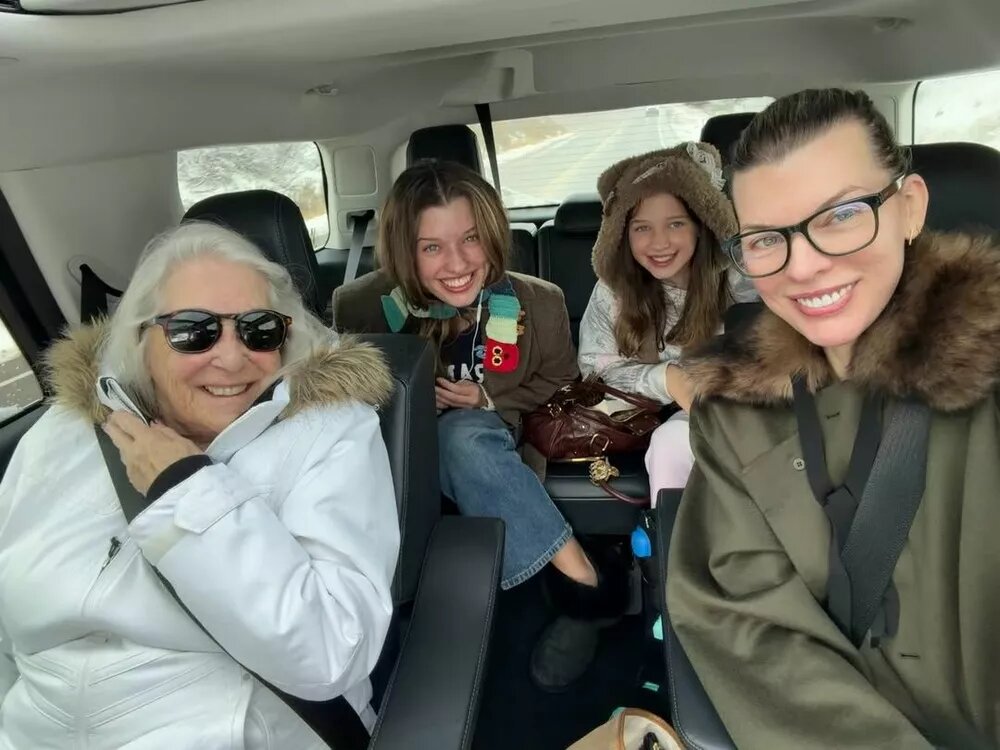 Милла Йовович с мамой и старшими дочками📷
