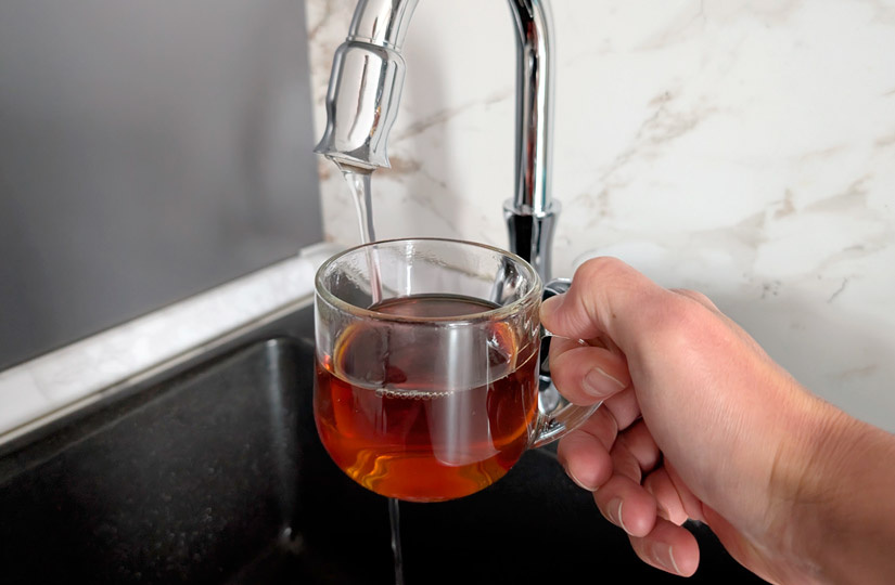 Можно ли разбавлять чай холодной водой? Главная ошибка, которая лишает вкуса и пользы (и почему эксперты категорически против)