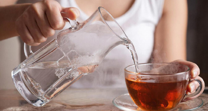 Можно ли разбавлять чай холодной водой? Главная ошибка, которая лишает вкуса и пользы (и почему эксперты категорически против)