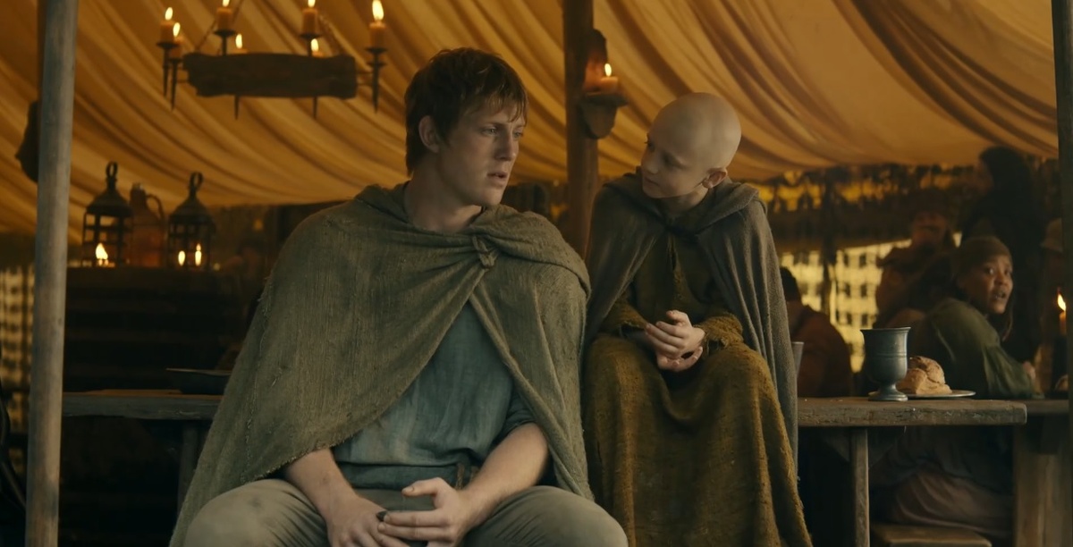 Тут плавно начинают добавлять негров в сериал. Смотрим на мамзельку справа.