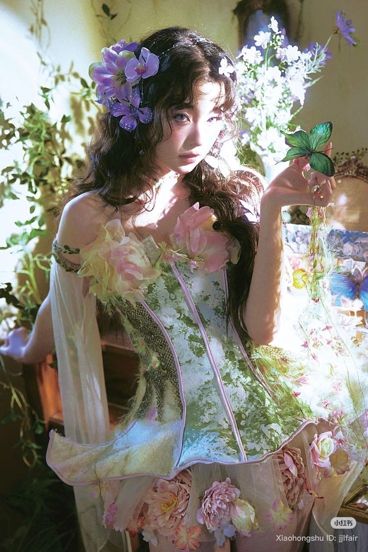 Сказочное мини платье, словно сделанное маленькими феями из лепестков цветов 